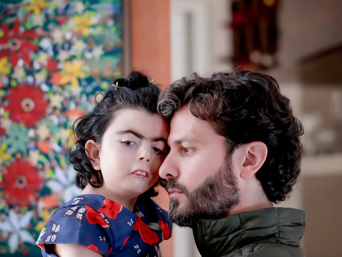 Marcelo Aro abraçando sua filha Maria.