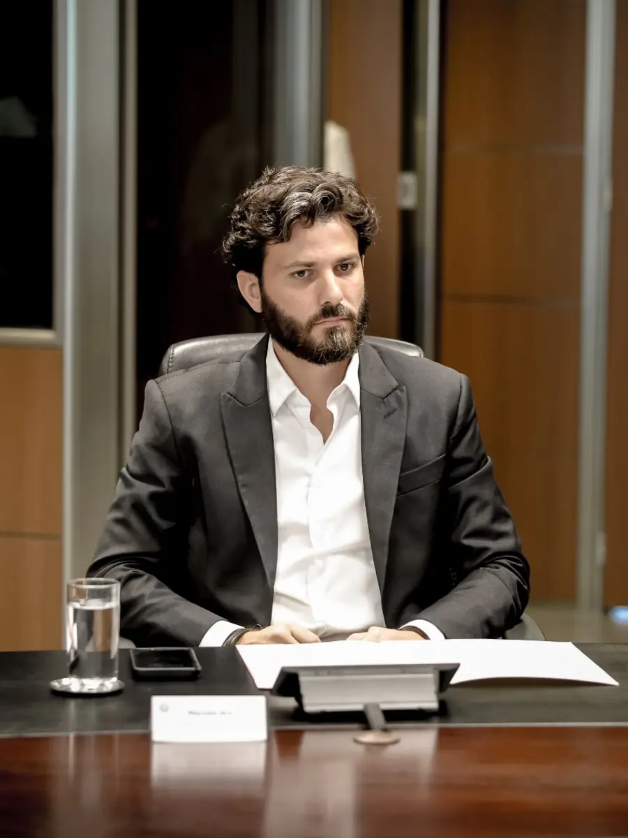 Marcelo Aro durante reunião de trabalho.